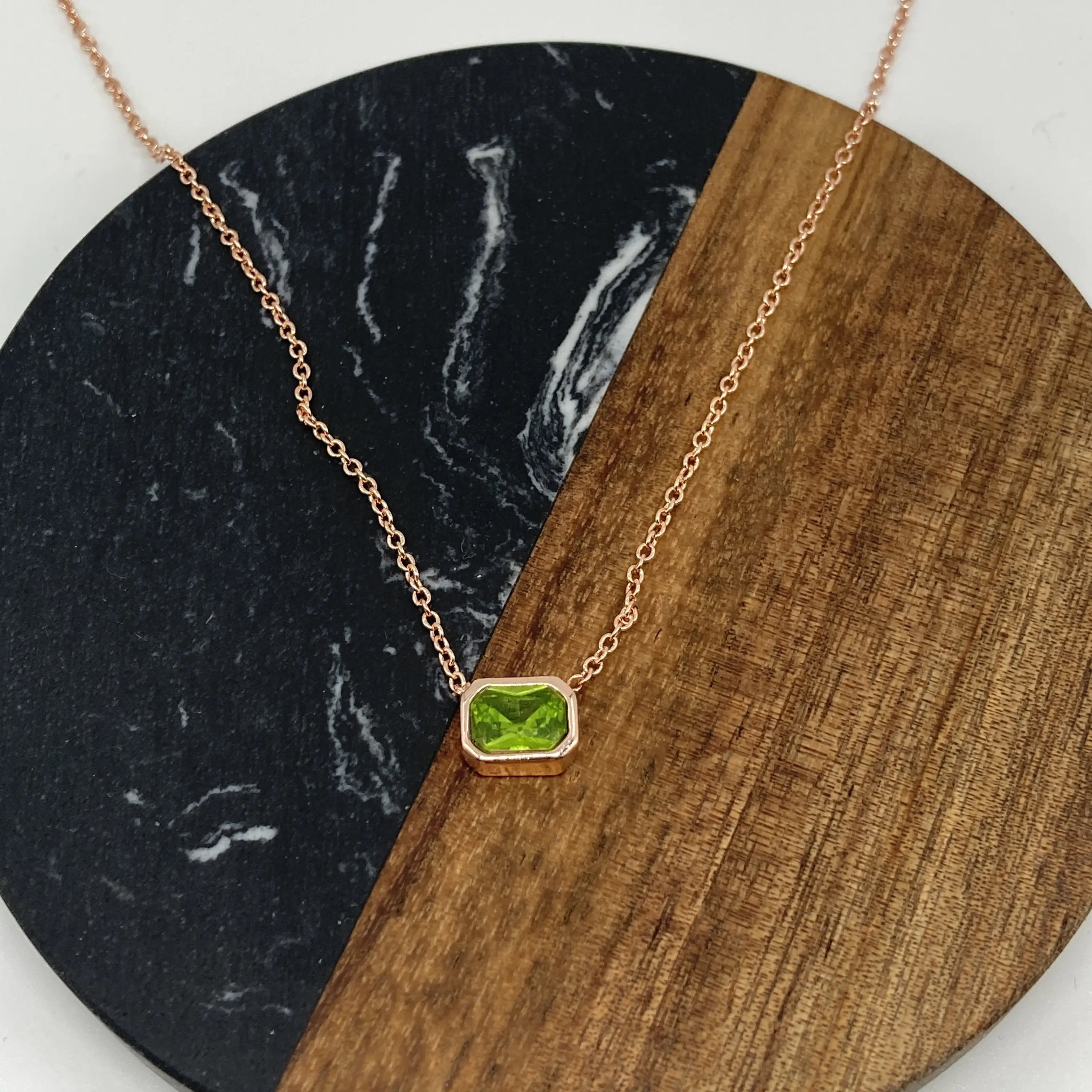 【強運を呼ぶ】エメラルドグリーンの守護ペンダント